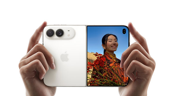 O iPhone Duo aberto revela sua tela Super Retina XDR dobrável de 7,6 polegadas, destacando a nova proposta da Apple de combinar portabilidade, multitarefa e uma experiência de tela ampliada em um único dispositivo.