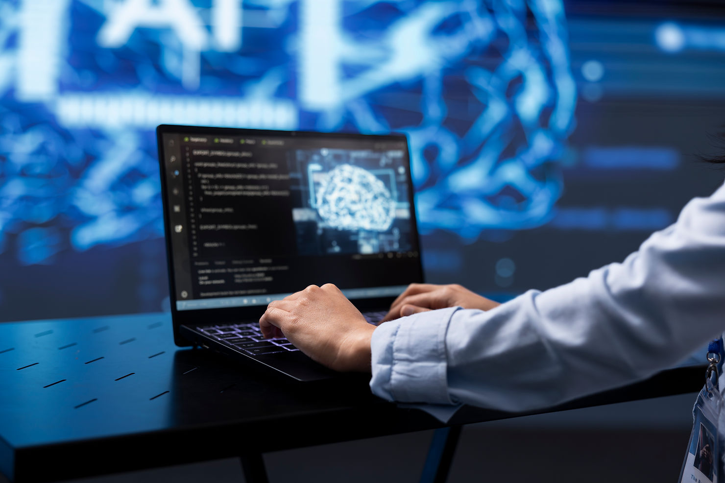 Representação de uma nova forma de interação com a tecnologia, em que IA, linguagem natural e ferramentas digitais se integram ao trabalho, tornando mais fluida a passagem entre uma ideia, sua análise e a execução.