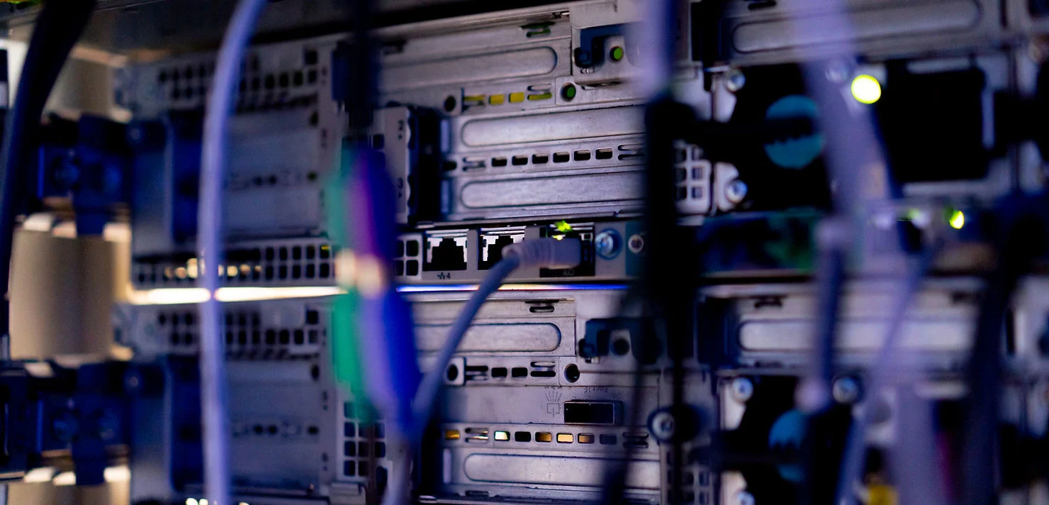 Empresas privadas devem ampliar investimentos em data center, nuvem, IA e modernização de sistemas para sustentar novas demandas digitais.