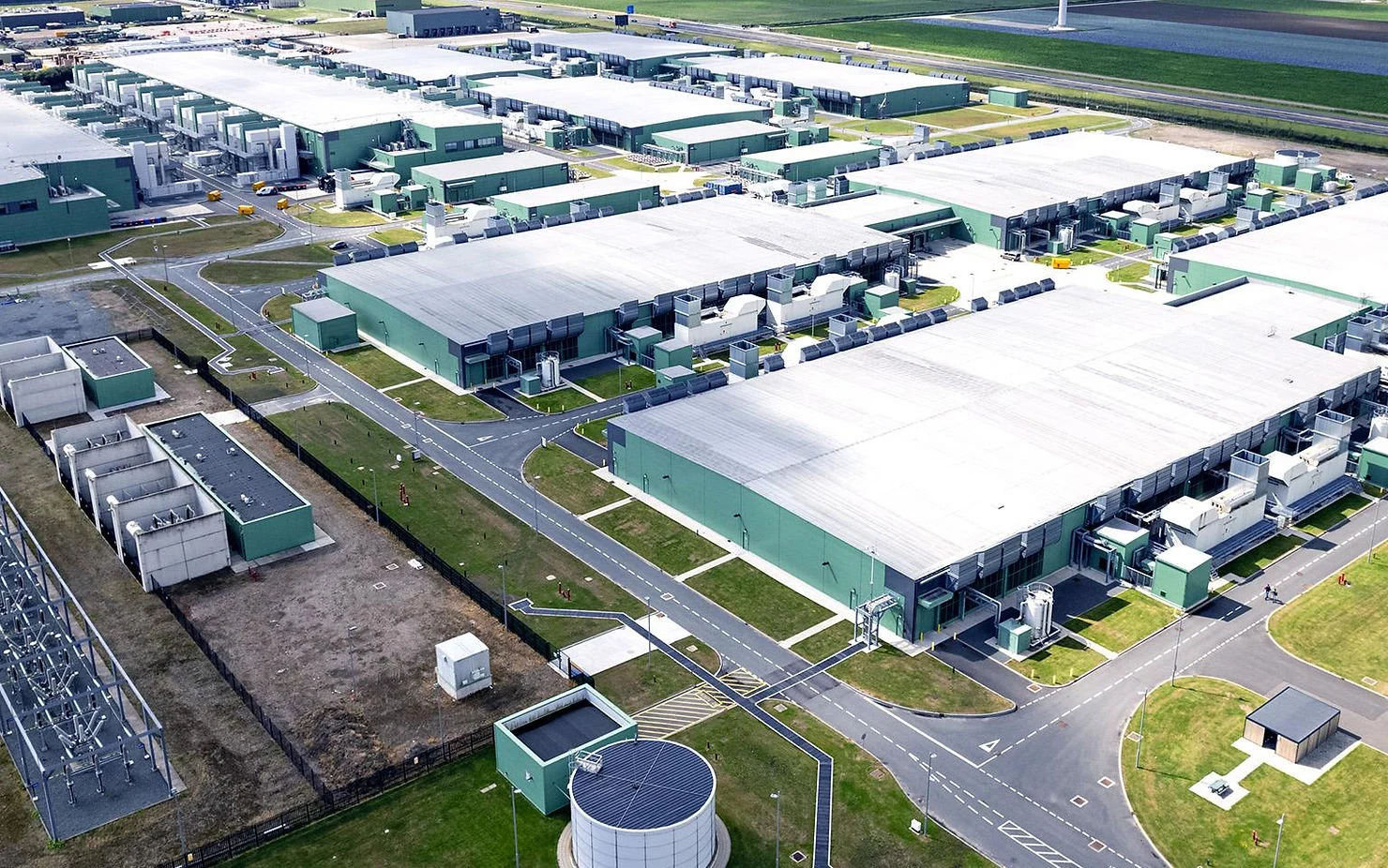 Investimentos em inteligência artificial, infraestrutura computacional e data centers ampliam a competição tecnológica entre as principais economias do mundo.