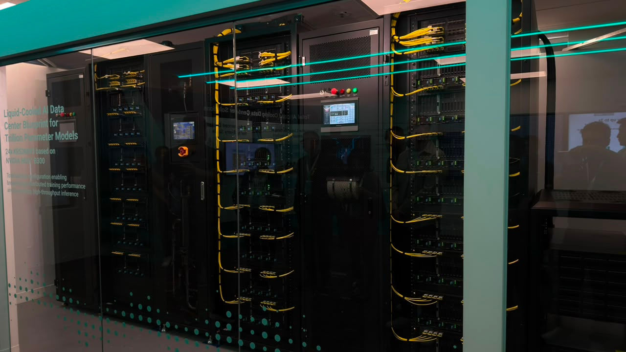 Infraestrutura de AI Data Center com refrigeração líquida, projetada para suportar ambientes de alta densidade e cargas avançadas de Inteligência Artificial.