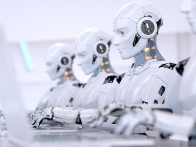 Representação da integração entre IA, agentes e automação no ambiente de trabalho, simbolizando os “robôs digitais” que passam a executar tarefas e atuar em conjunto com as pessoas nas organizações.