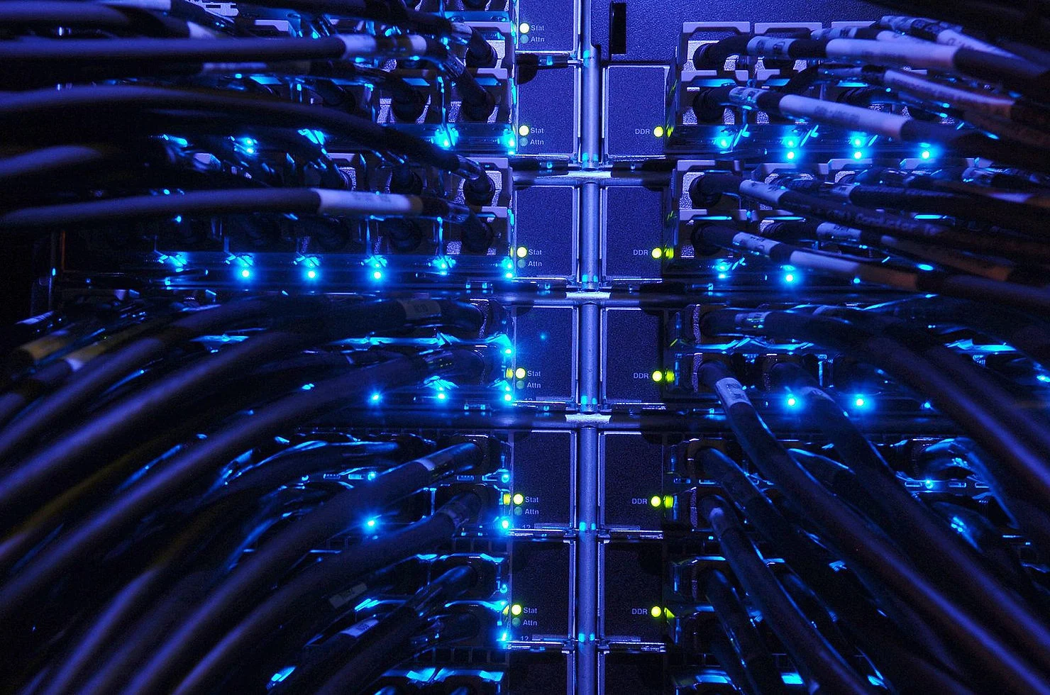 Infraestrutura de HPC com servidores interconectados e redes de alta velocidade utilizadas para processamento de dados e aplicações de inteligência artificial