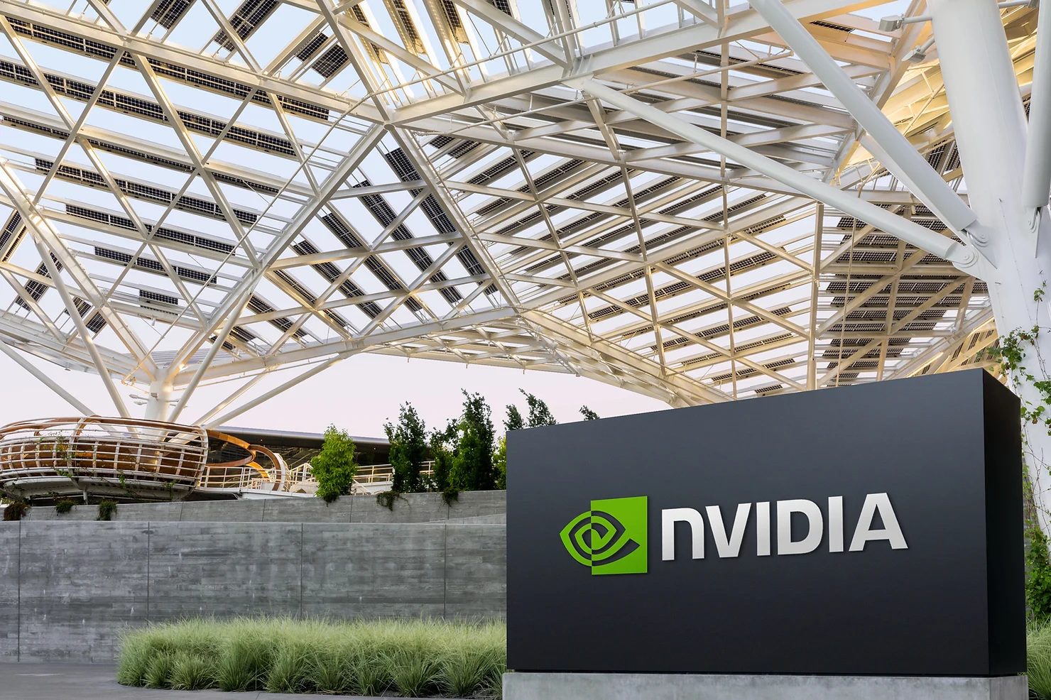 Sede da NVIDIA. Os resultados do segundo trimestre fiscal de 2027 reforçam a expansão global dos investimentos em infraestrutura para Inteligência Artificial. - Fonte: NVIDIA Newsroom — “NVIDIA Announces Financial Results for Second Quarter Fiscal 2027”.