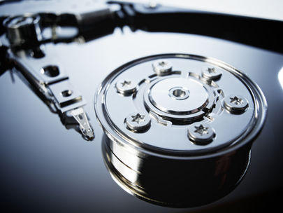 Um dos desafios da evolução do armazenamento: aumentar a densidade de dados sem comprometer sua estabilidade. Limites físicos como o superparamagnético impulsionam tecnologias como o HAMR, que utiliza calor para viabilizar novas capacidades de gravação.
