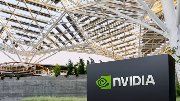 Sede da NVIDIA. Os resultados do segundo trimestre fiscal de 2027 reforçam a expansão global dos investimentos em infraestrutura para Inteligência Artificial.