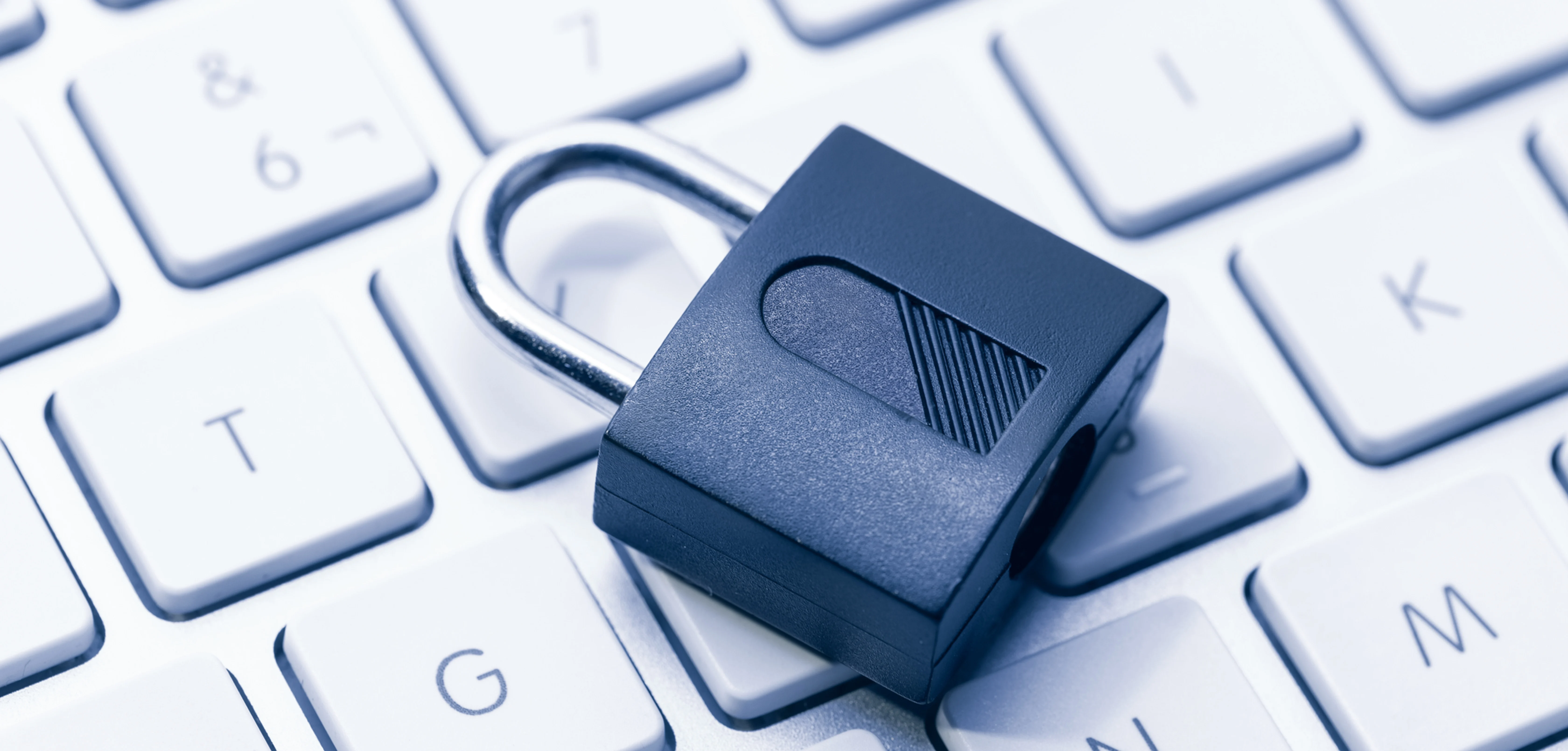 Desafios de segurança, privacidade e governança que acompanham a adoção da Inteligência Artificial, importância de proteger dados e estabelecer controles à medida que a tecnologia ganha espaço nas organizações.