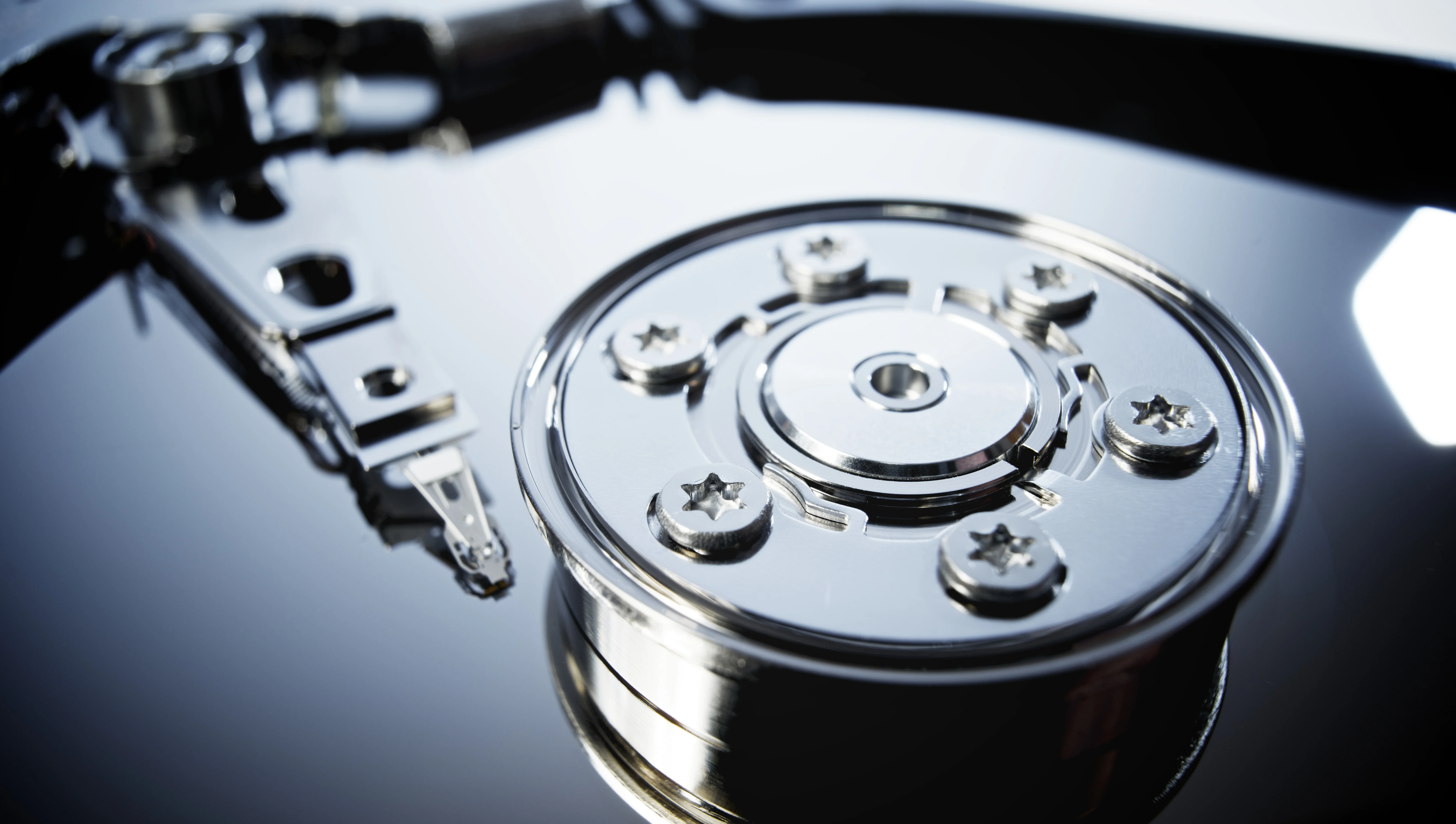 Um dos desafios da evolução do armazenamento: aumentar a densidade de dados sem comprometer sua estabilidade. Limites físicos como o superparamagnético impulsionam tecnologias como o HAMR, que utiliza calor para viabilizar novas capacidades de gravação.