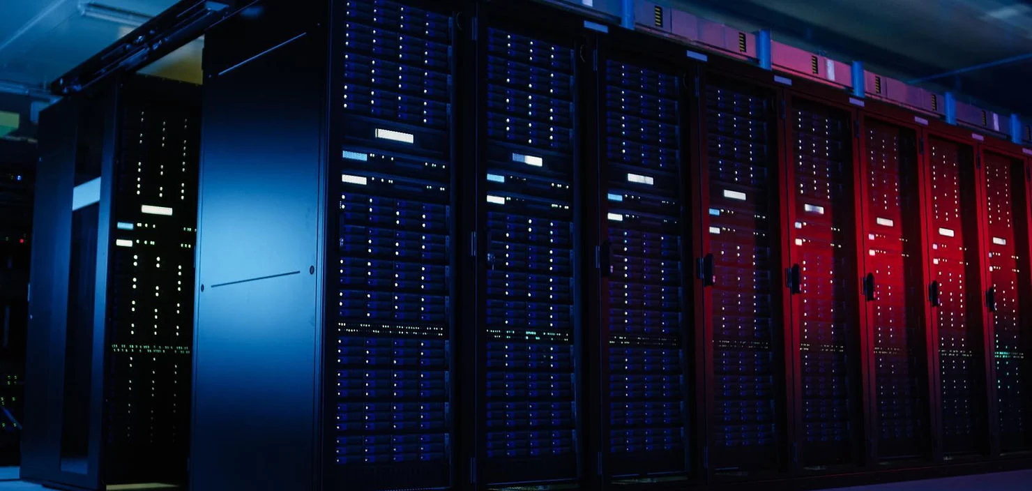 Empresas ampliam investimentos em servidores, redes e armazenamento para atender à crescente demanda por processamento e serviços digitais.