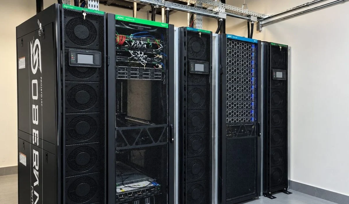 Infraestrutura do supercomputador Soberano, inaugurado na UFMG, com sistemas de processamento de alto desempenho e climatização de precisão.