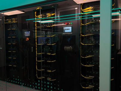 Infraestrutura de AI Data Center com refrigeração líquida, projetada para suportar ambientes de alta densidade e cargas avançadas de Inteligência Artificial.
