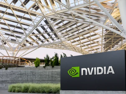 Sede da NVIDIA. Os resultados do segundo trimestre fiscal de 2027 reforçam a expansão global dos investimentos em infraestrutura para Inteligência Artificial. 