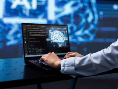 Representação de uma nova forma de interação com a tecnologia, em que IA, linguagem natural e ferramentas digitais se integram ao trabalho, tornando mais fluida a passagem entre uma ideia, sua análise e a execução.