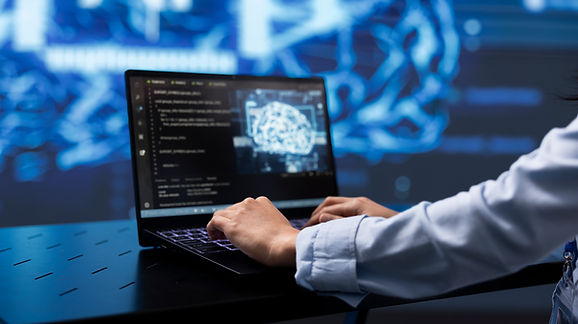 Representação de uma nova forma de interação com a tecnologia, em que IA, linguagem natural e ferramentas digitais se integram ao trabalho, tornando mais fluida a passagem entre uma ideia, sua análise e a execução.