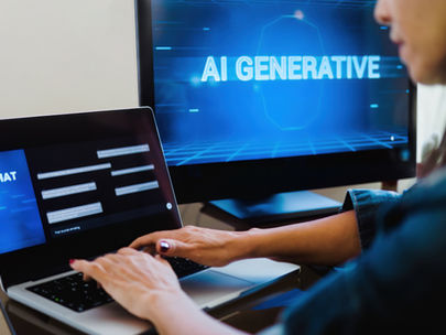 Profissional utiliza uma ferramenta de Inteligência Artificial generativa, ilustrando a crescente integração da IA às atividades e rotinas do ambiente de trabalho.