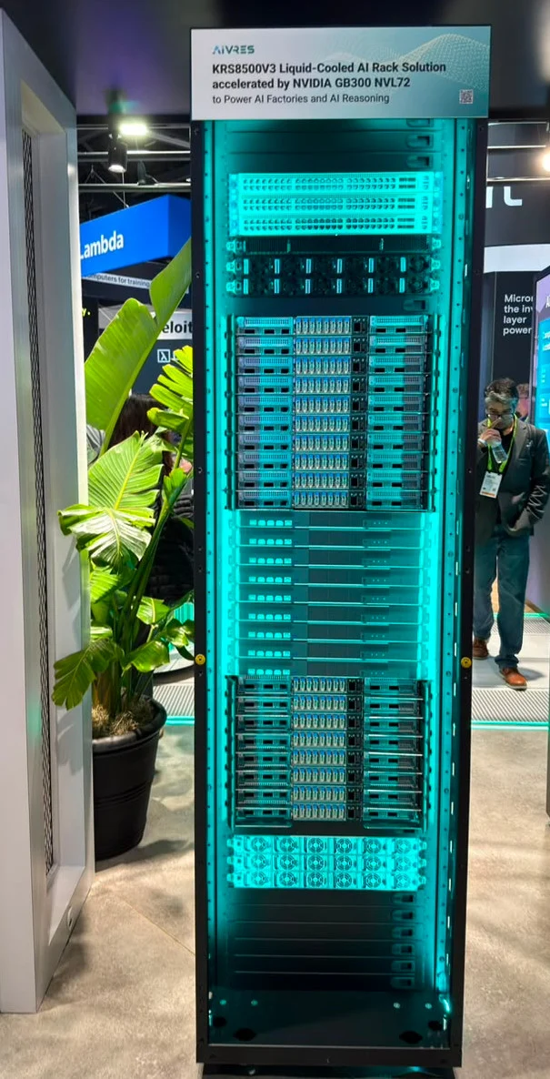 Solução AIVRES KRS8500V3 Liquid-Cooled AI Rack, desenvolvida para suportar GPUs NVIDIA GB300 NVL72 em ambientes de AI Factory de alta densidade.